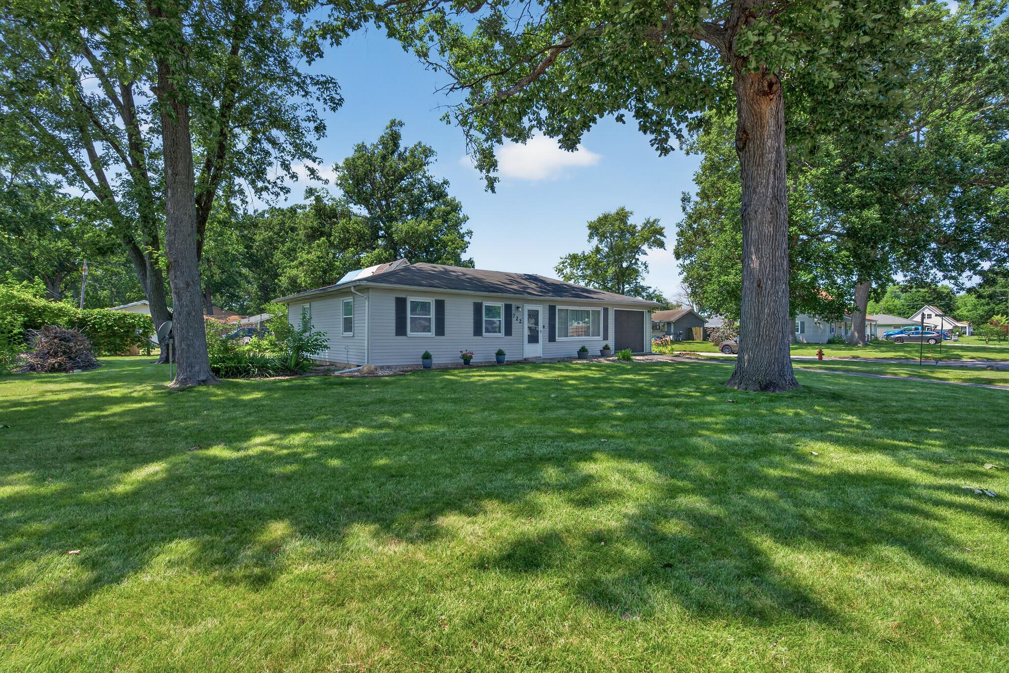 722 Fremont Road Valparaiso, IN 46385 - Photo 2 of 24 2048x1366