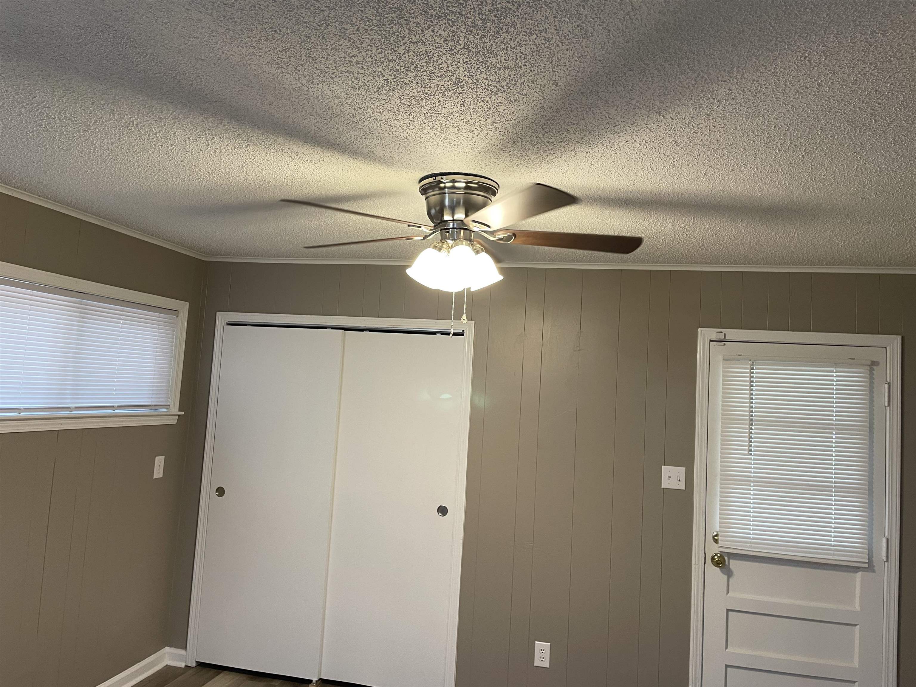 4615 Berta Road Memphis, TN 38109 - Photo 8 of 19 a view of a livingroom with a ceiling fan and a window