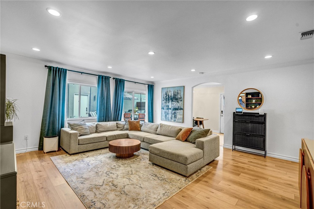 6830 Bothwell Road Reseda, CA 91335 - Photo 4 of 51