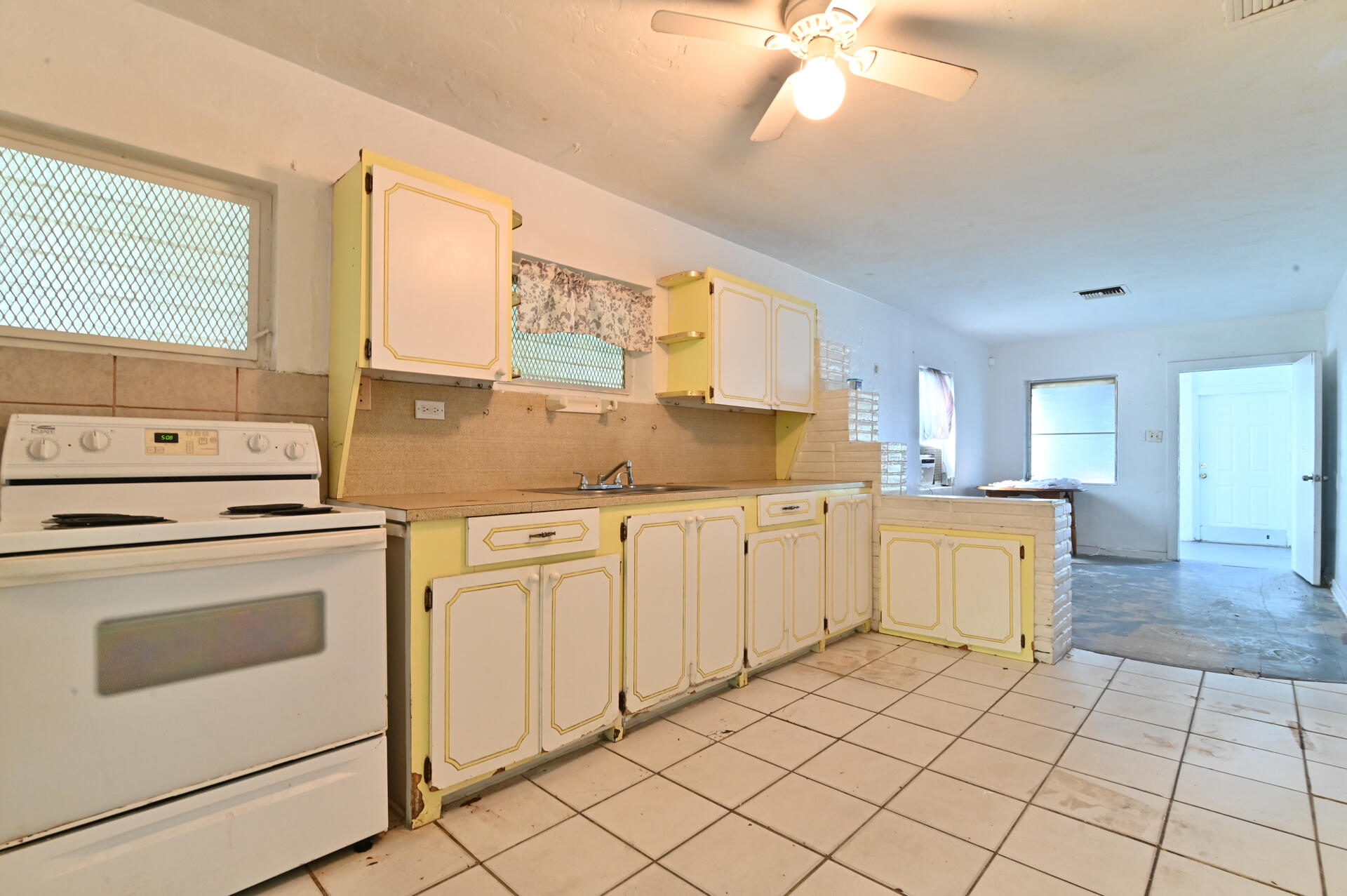 173 West 16th Street Riviera Beach, FL 33404 - Photo 8 of 18 08_Kitchen_02