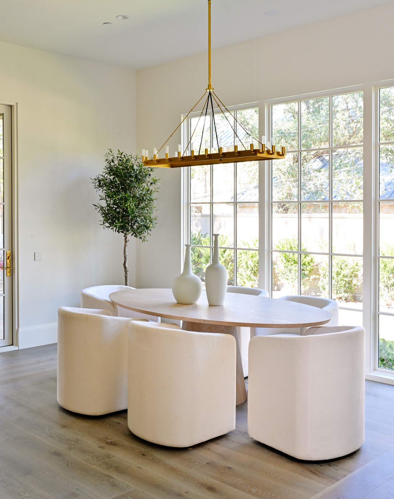 11710 Wendover Lane Houston, TX 77024 - Photo 17 of 50 Breakfast area filled with natural light and backyard views