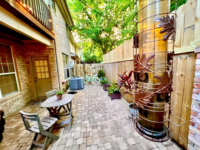 7618 North Linpar Court Houston, TX 77040 - Photo 28 of 34 Your own Private Courtyard!