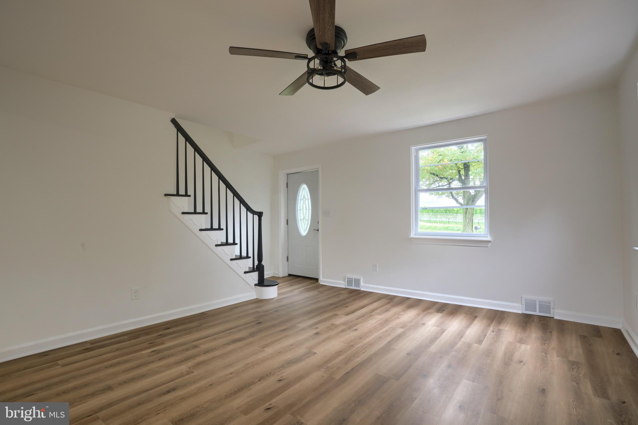 4651 Forge Road Oxford, PA 19363 - Photo 3 of 27 Living Room