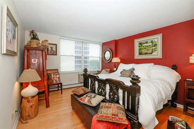 3033 North Sheridan Road, Unit 701 Chicago, IL 60657 - Photo 5 of 13 a bedroom with a bed and balcony