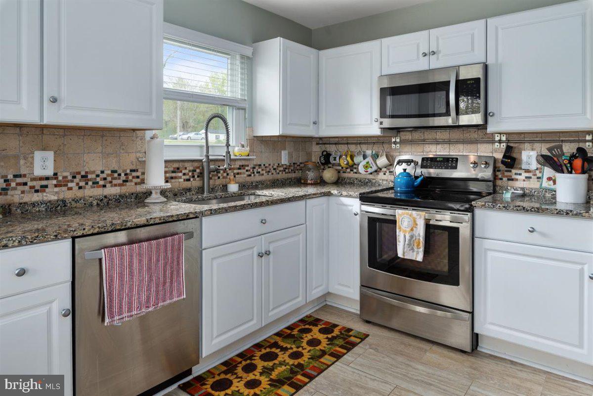 840 West Mount Harmony Road Owings, MD 20736 - Photo 2 of 38 Kitchen with stainless applicances