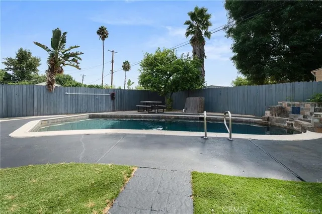 a view of a backyard with plants