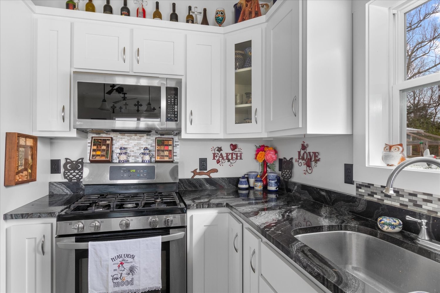2526 Endsley Rankin Road Lewisburg, TN 37091 - Photo 14 of 49 a kitchen with stainless steel appliances granite countertop a sink stove and cabinets