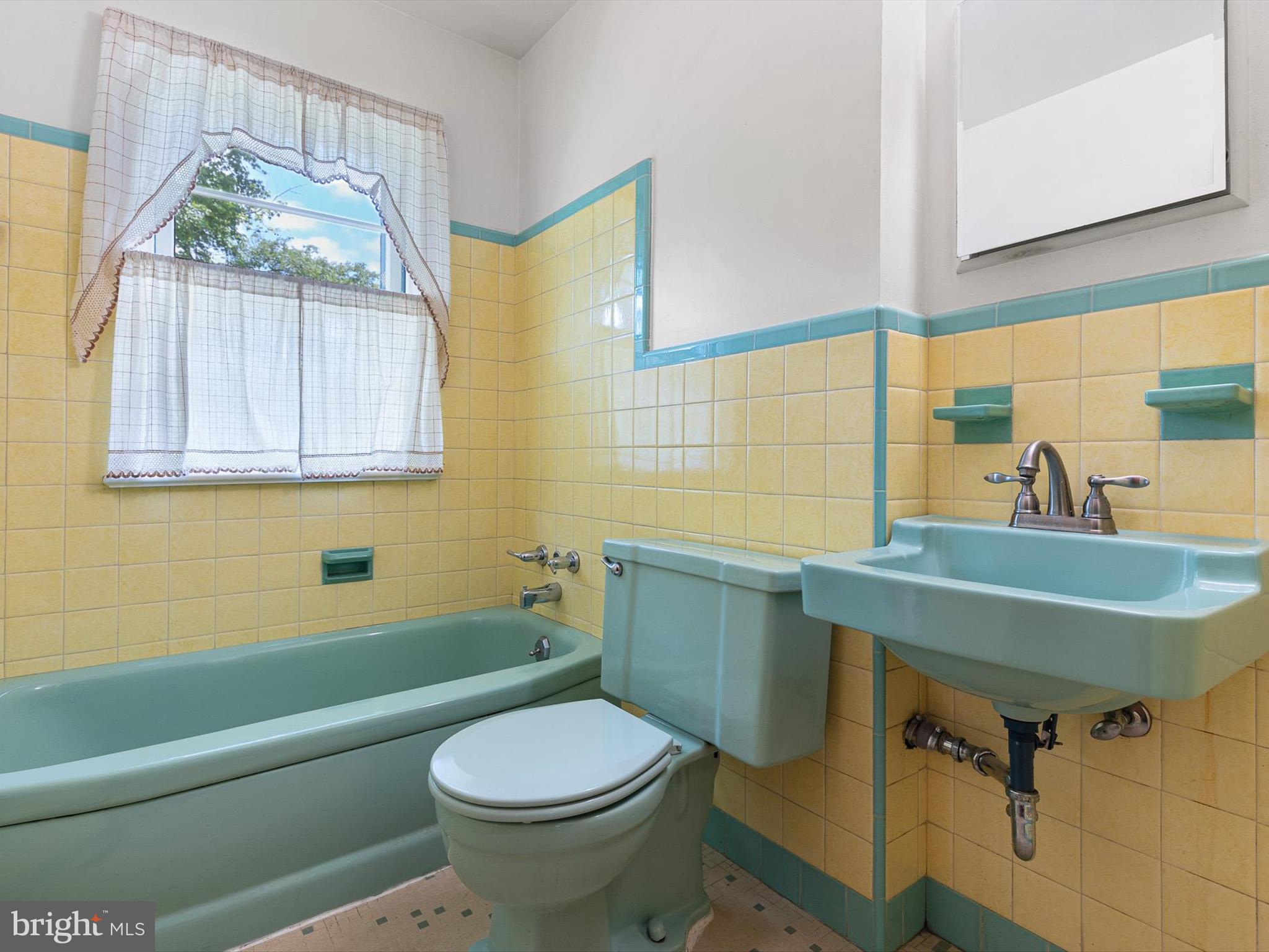 111 Cheltenham Road Newark, DE 19711 - Photo 16 of 31 Full Bath with Tub & Separate Shower