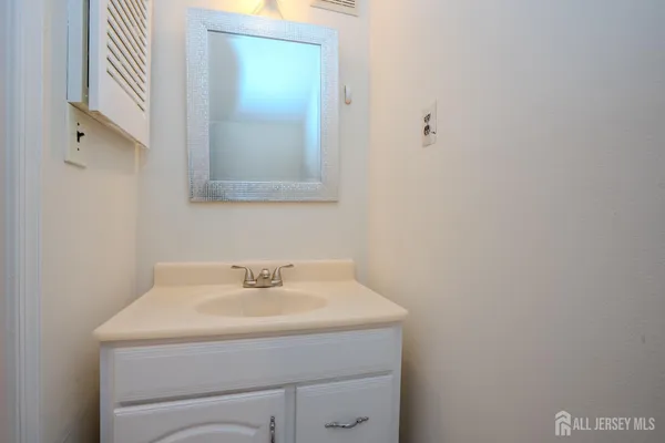 $499,999 | 4 Pond View Drive, Plainsboro, NJ 08536