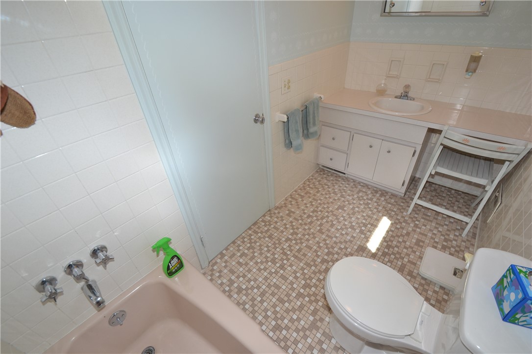 118 Nettlecreek Road Perinton, NY 14450 - Photo 31 of 41 Oversized main bath