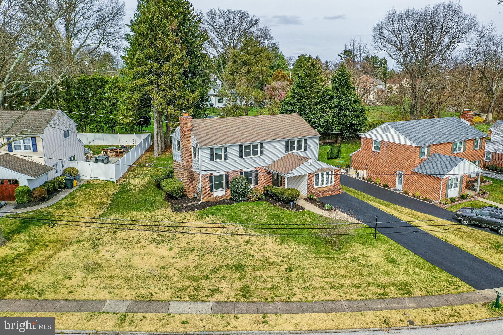 650 Barry Drive Springfield, PA 19064 - Photo 3 of 63 Sprawling plush Front Lawn