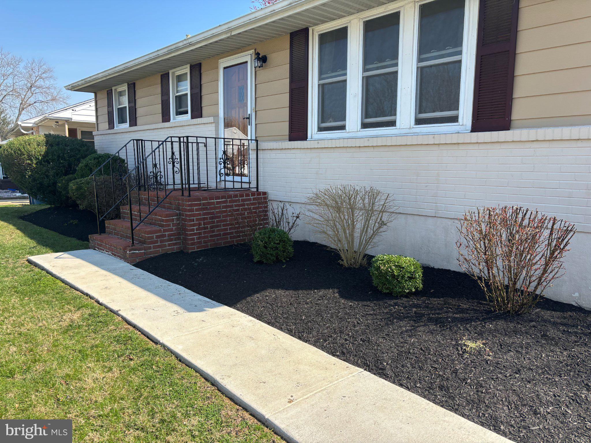 49 Spring Lake Drive Newark, DE 19711 - Photo 3 of 31 Fresh landscaping w established rose bushes.