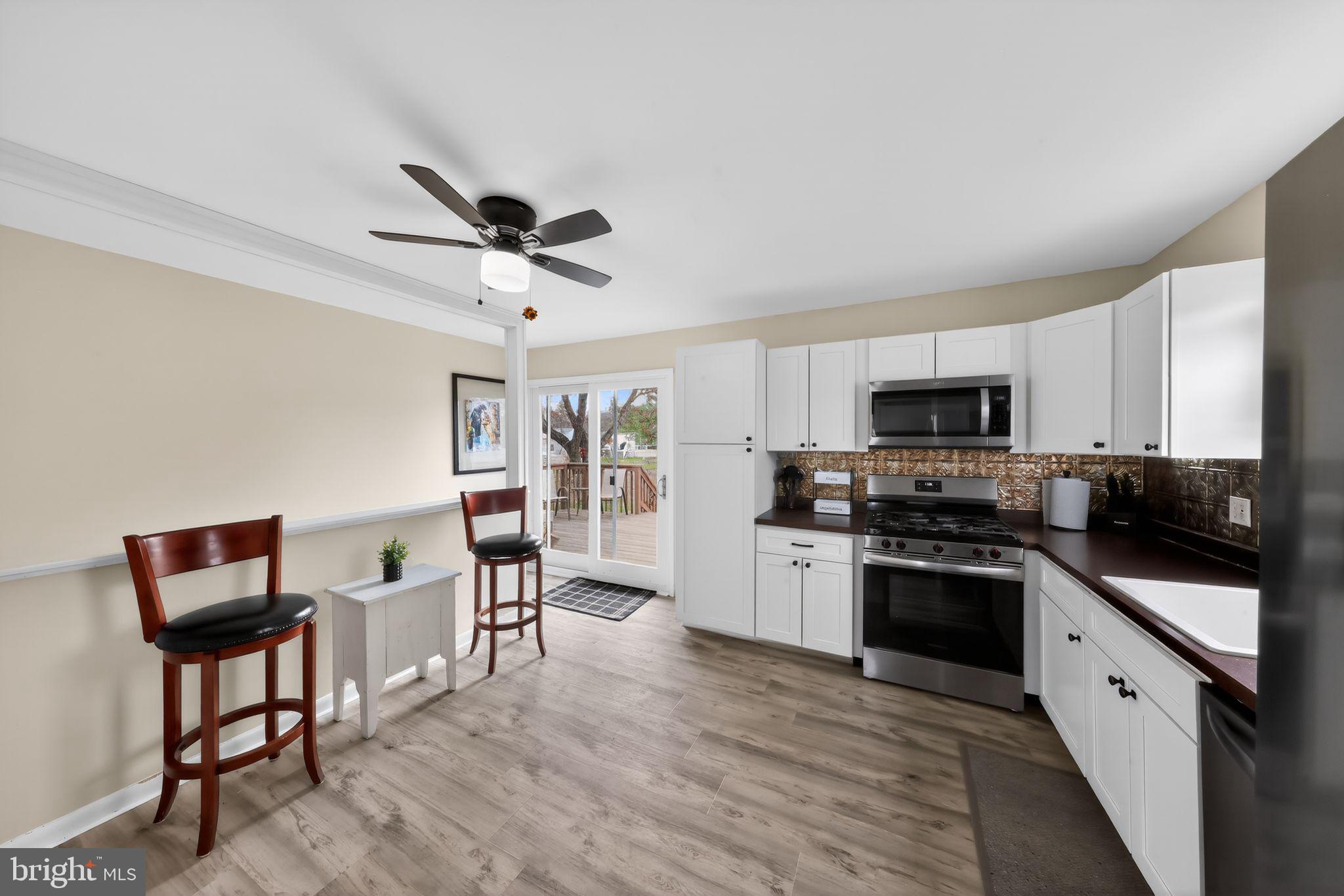 49 Spring Lake Drive Newark, DE 19711 - Photo 10 of 31 Plenty of dining space