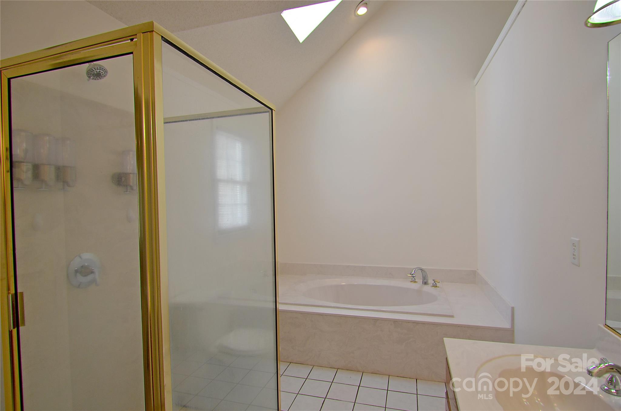 322 Cobblestone Drive Marion, NC 28752 - Photo 17 of 26 a bathroom with a bathtub and shower