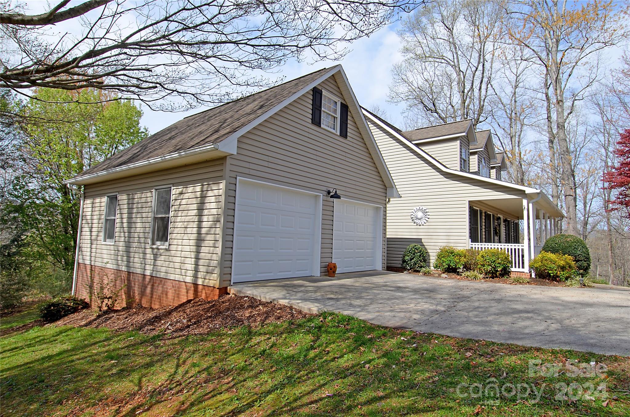 322 Cobblestone Drive Marion, NC 28752 - Photo 2 of 26 a front view of a house with garden