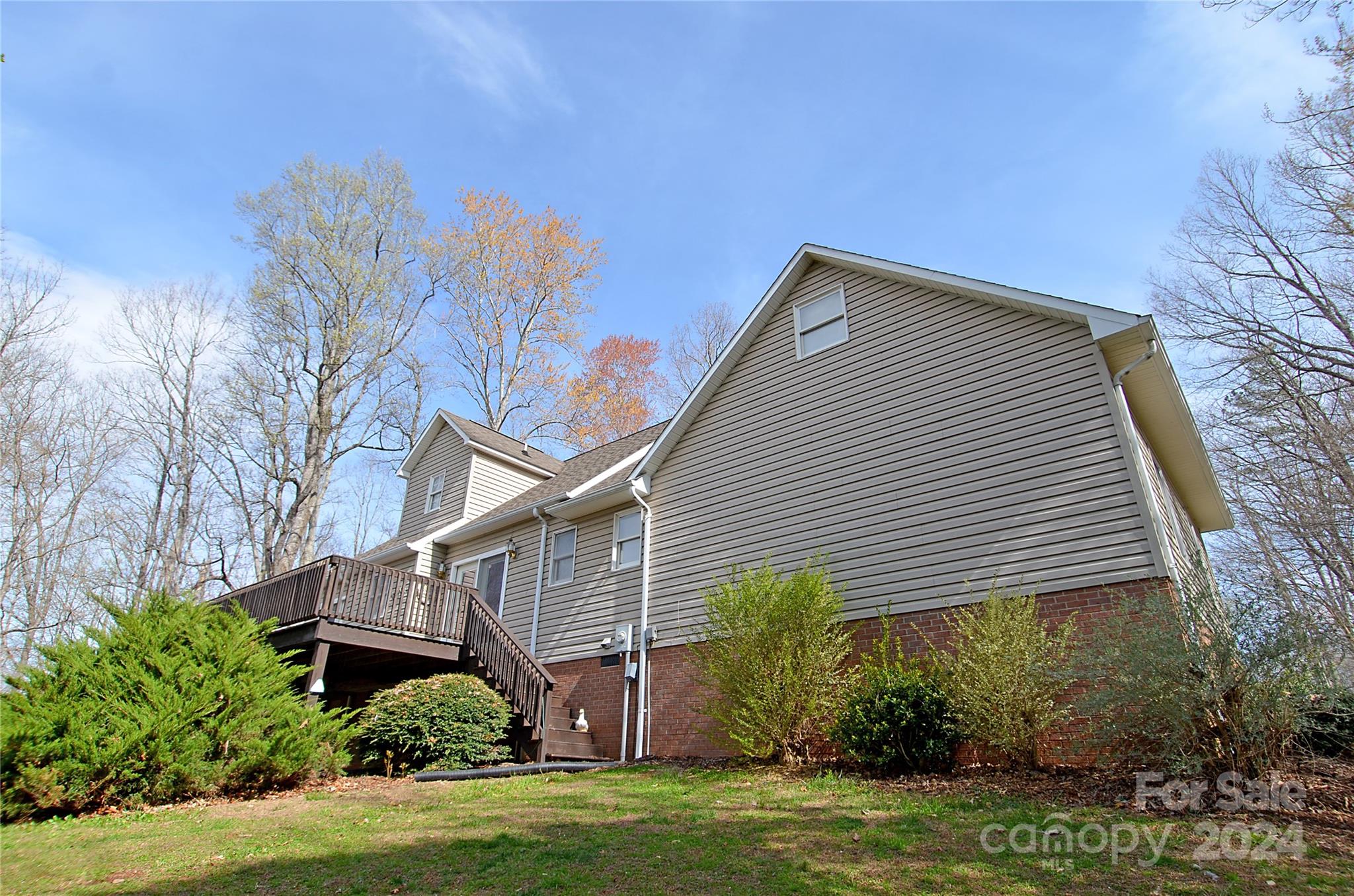 322 Cobblestone Drive Marion, NC 28752 - Photo 3 of 26 a front view of a house with garden