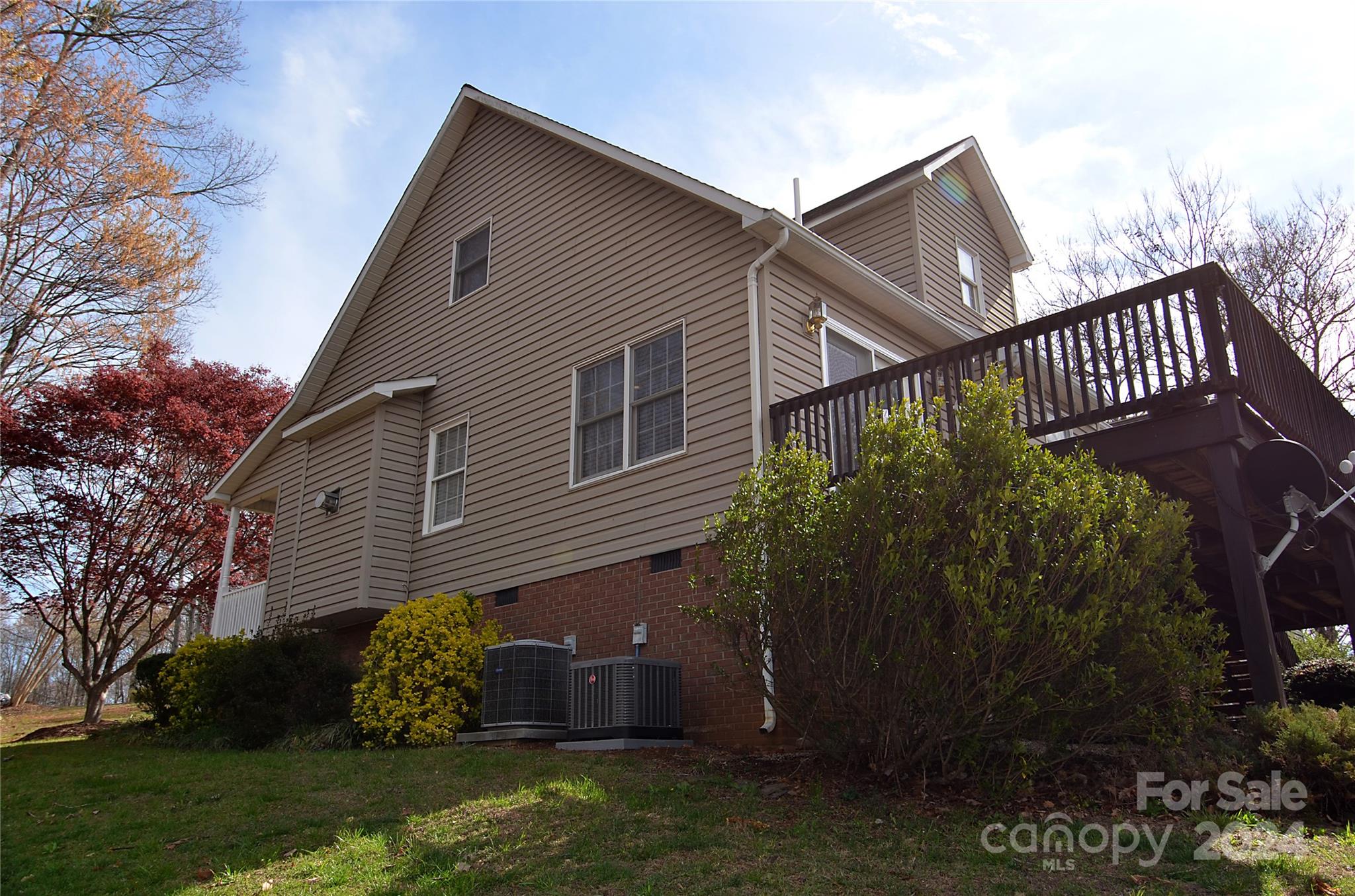 322 Cobblestone Drive Marion, NC 28752 - Photo 4 of 26 a front view of a house with garden