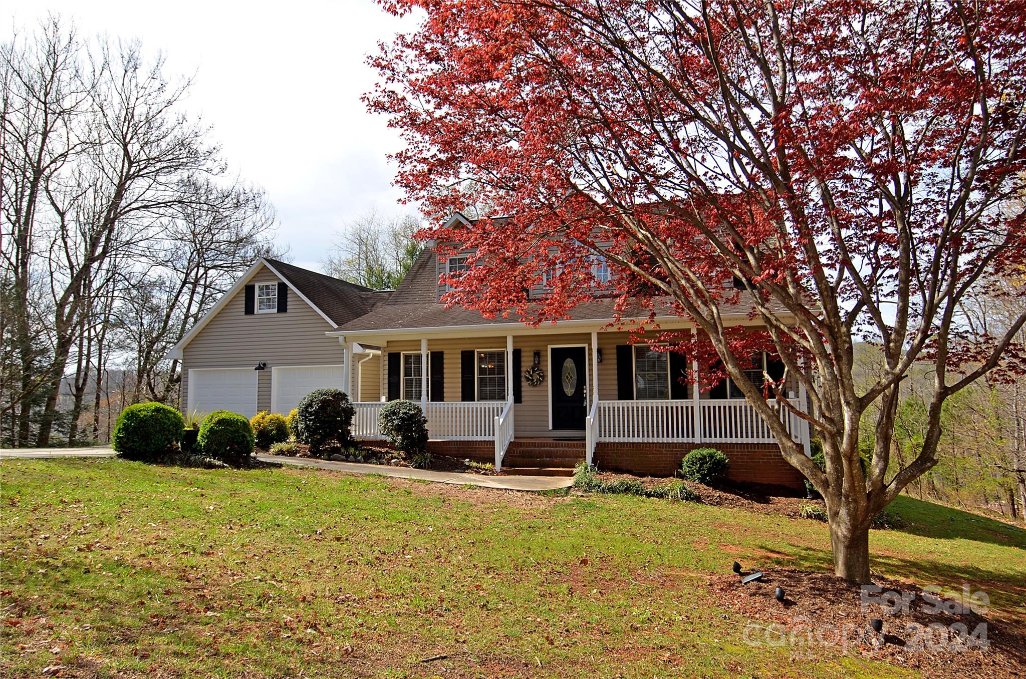 322 Cobblestone Drive Marion, NC 28752 - Photo 7 of 26 a front view of a house with garden