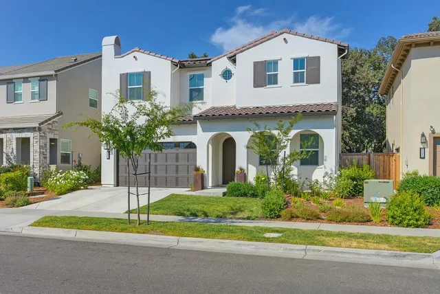 $1,199,000 | 2327 5th Avenue, Sacramento, CA 95818