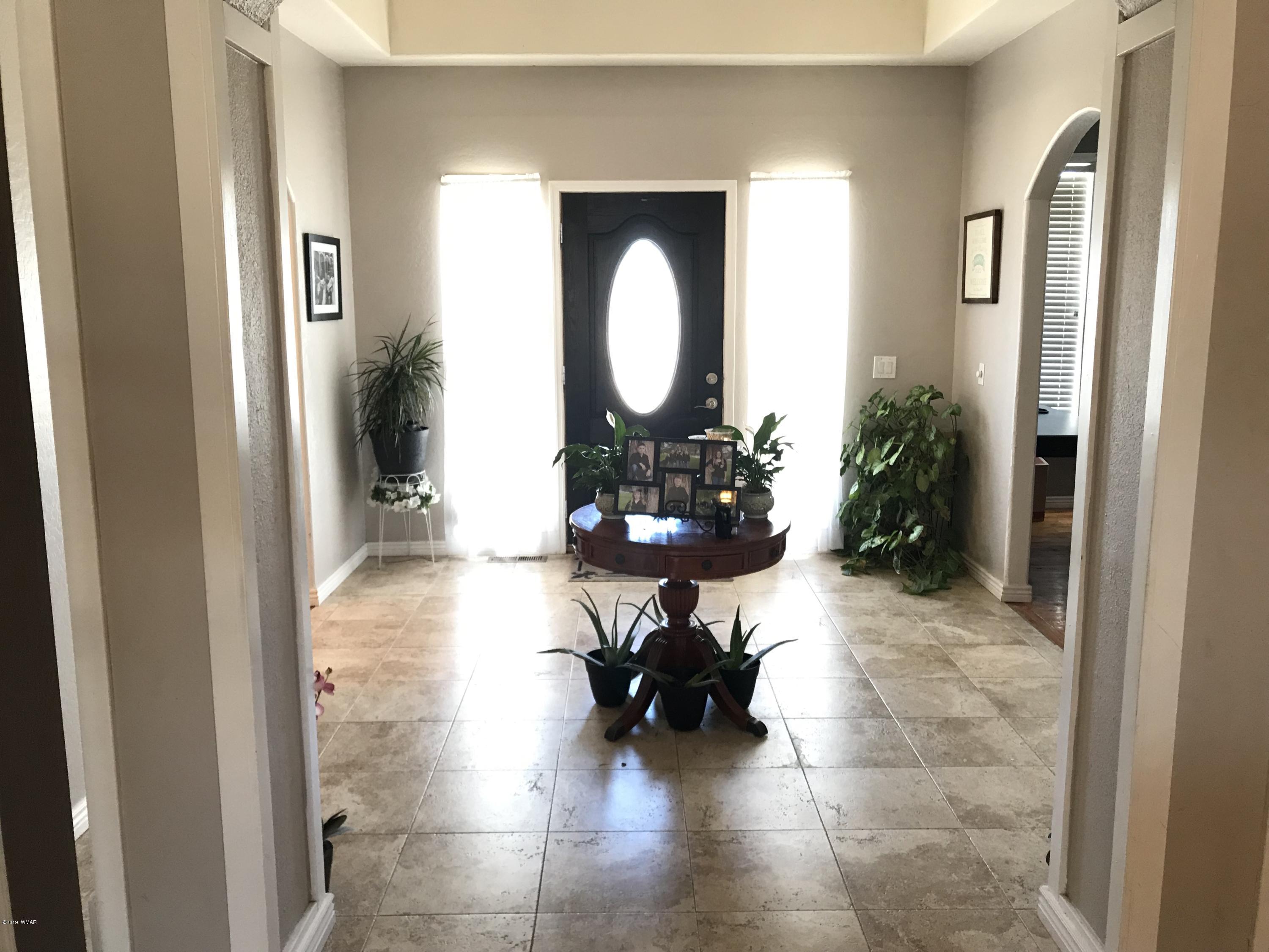 1362 Lobo Trail Snowflake, AZ 85937 - Photo 2 of 34 a view of a hallway with workspace