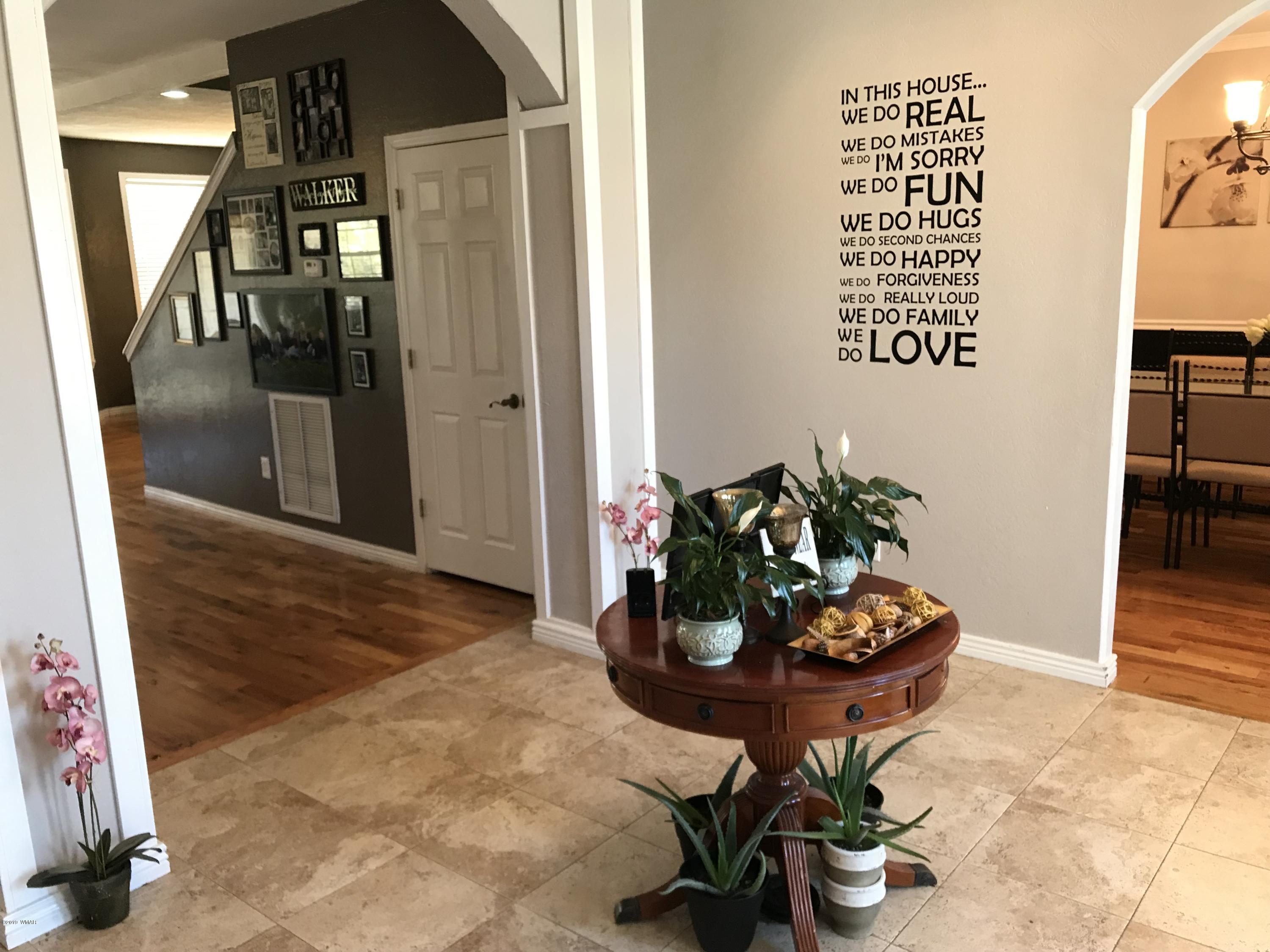1362 Lobo Trail Snowflake, AZ 85937 - Photo 3 of 34 a living room with furniture and a potted plant