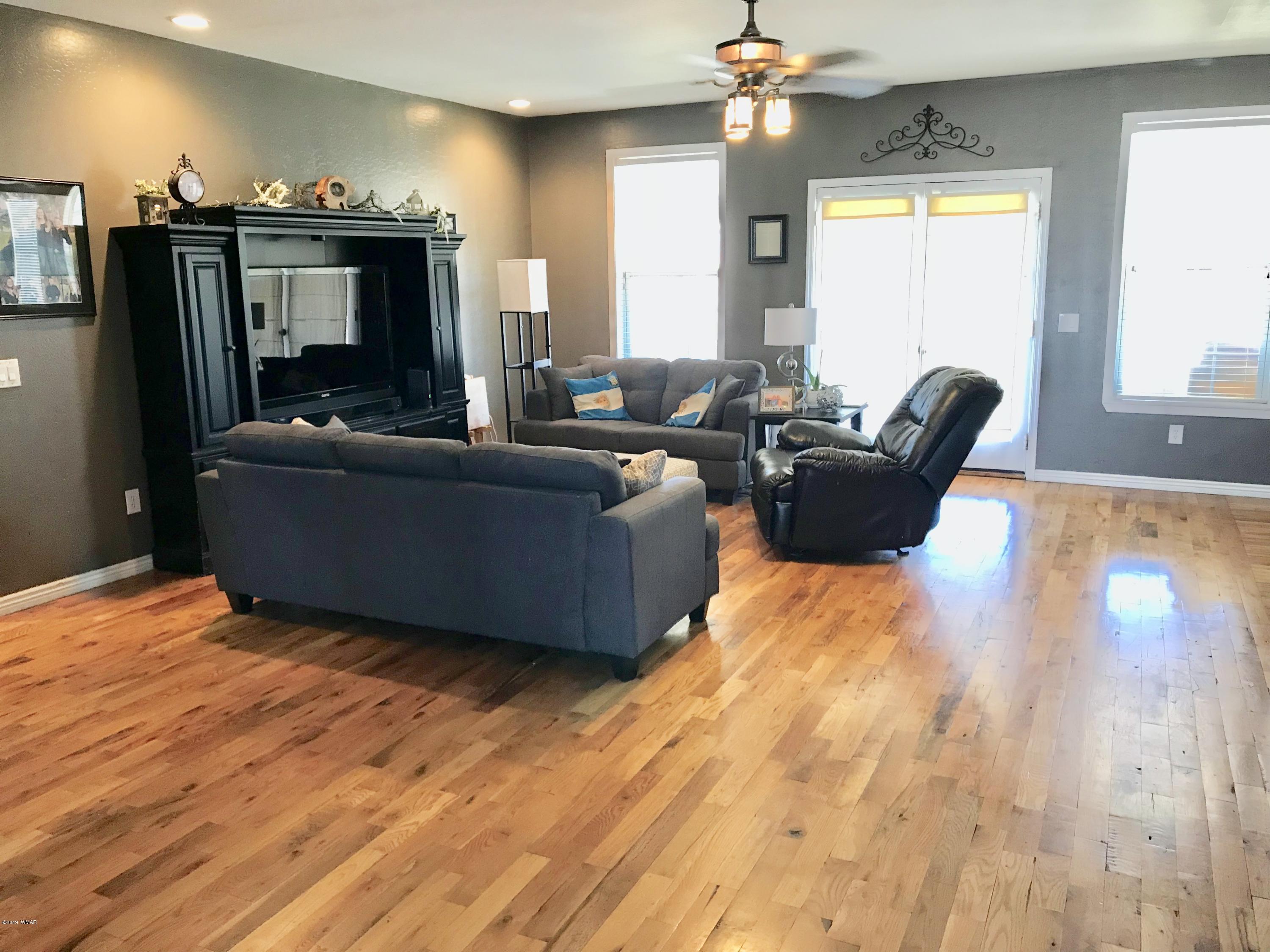 1362 Lobo Trail Snowflake, AZ 85937 - Photo 5 of 34 a living room with furniture and a flat screen tv