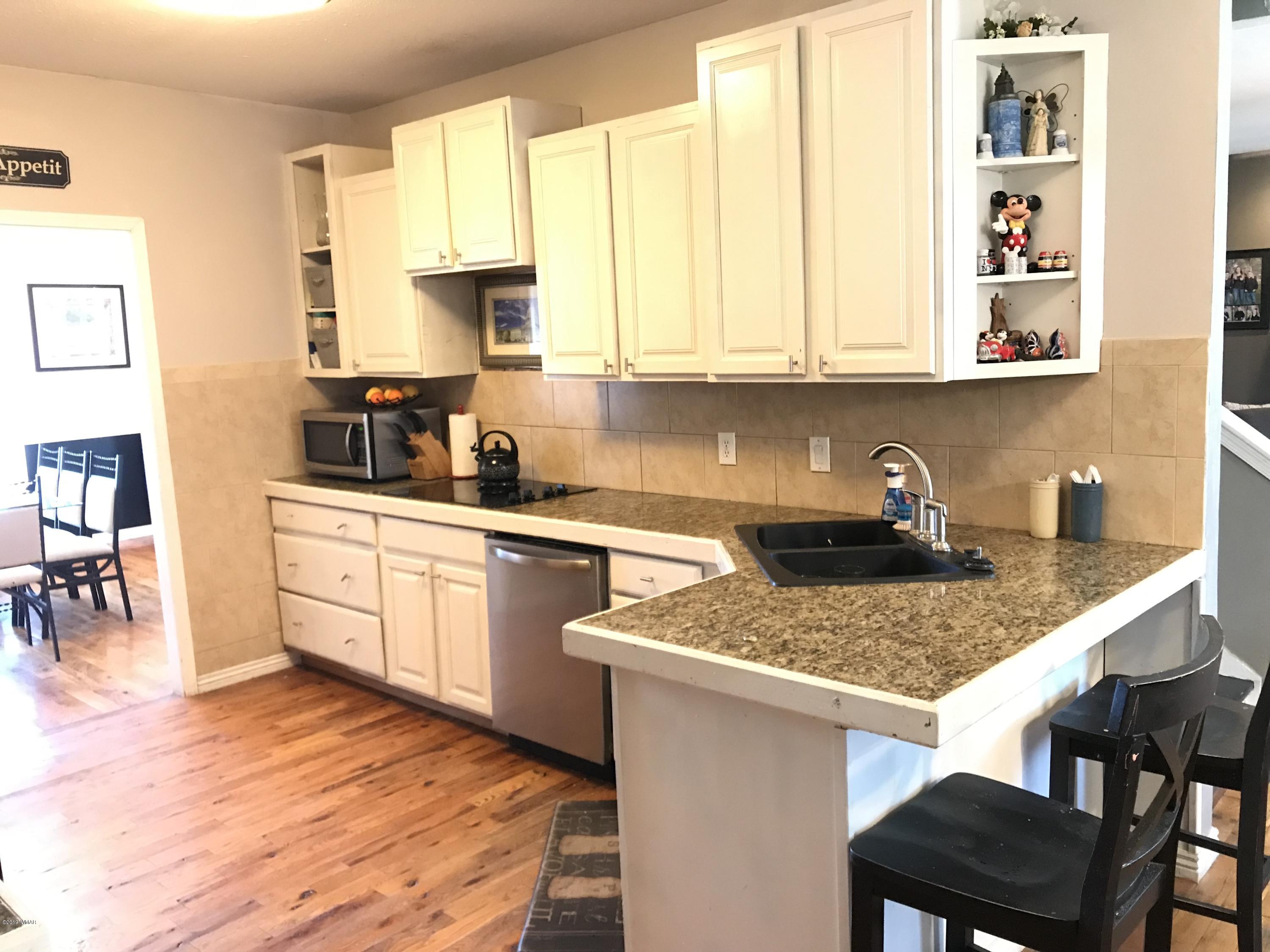 1362 Lobo Trail Snowflake, AZ 85937 - Photo 9 of 34 a kitchen with a white cabinets and window
