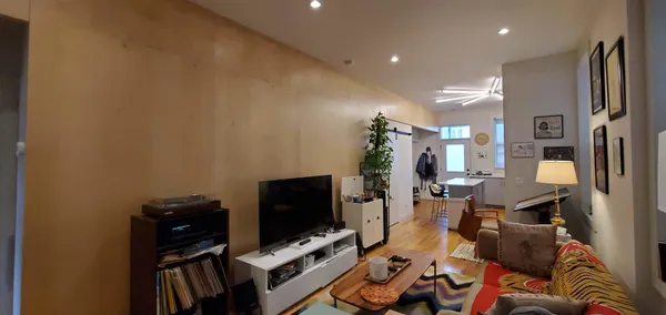 $3,025 | 1135 North Damen Avenue, Unit 2R, Chicago, IL 60622