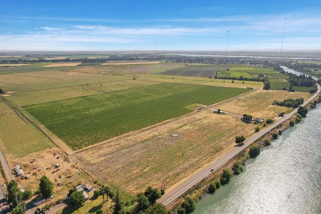 a view of a tennis court