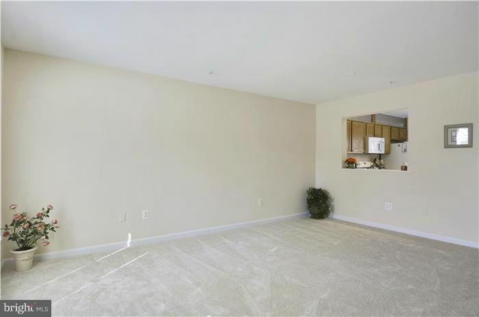 18804 Broken Oak Road Boyds, MD 20841 - Photo 11 of 28 Living Room