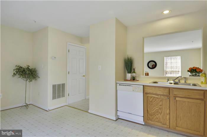 18804 Broken Oak Road Boyds, MD 20841 - Photo 15 of 28 Kitchen