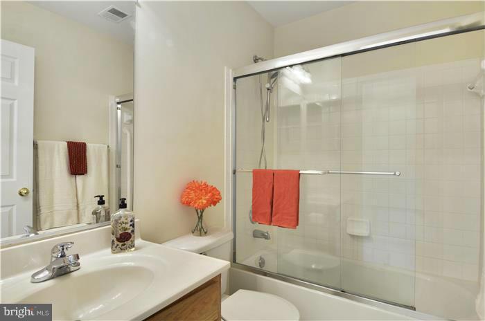 18804 Broken Oak Road Boyds, MD 20841 - Photo 22 of 28 Upper level full bath
