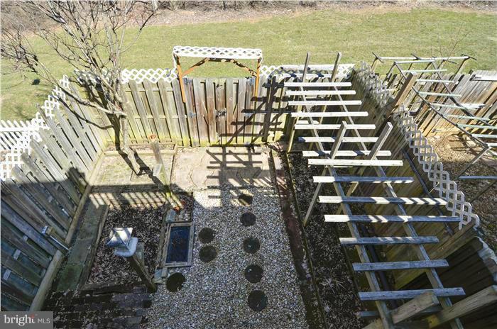 18804 Broken Oak Road Boyds, MD 20841 - Photo 5 of 28 Fenced back yard
