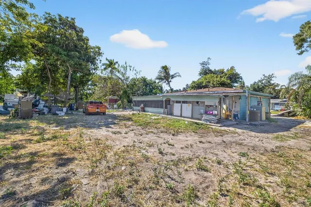 a view of house with outdoor entertaining space