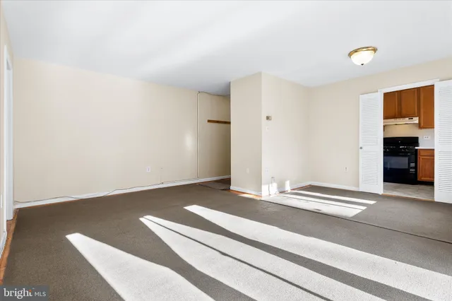 $1,695 | 10631 Weymouth Street, Unit 10631, Bethesda, MD 20814