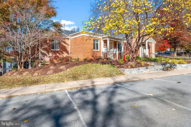 $1,695 | 10631 Weymouth Street, Unit 10631, Bethesda, MD 20814