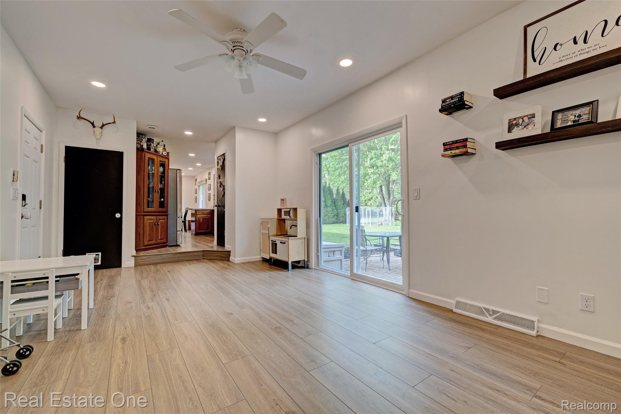 1574 Farnsworth Road Lapeer, MI 48446 - Photo 24 of 39 27) Great Room.jpg