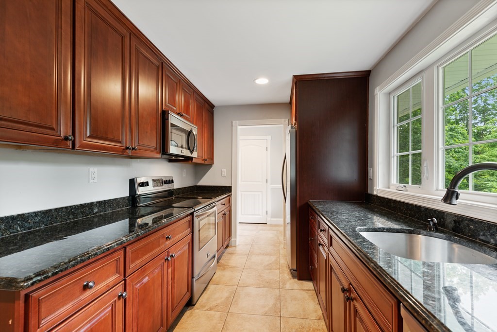 811 Chase Road Lunenburg, MA 01462 - Photo 13 of 34