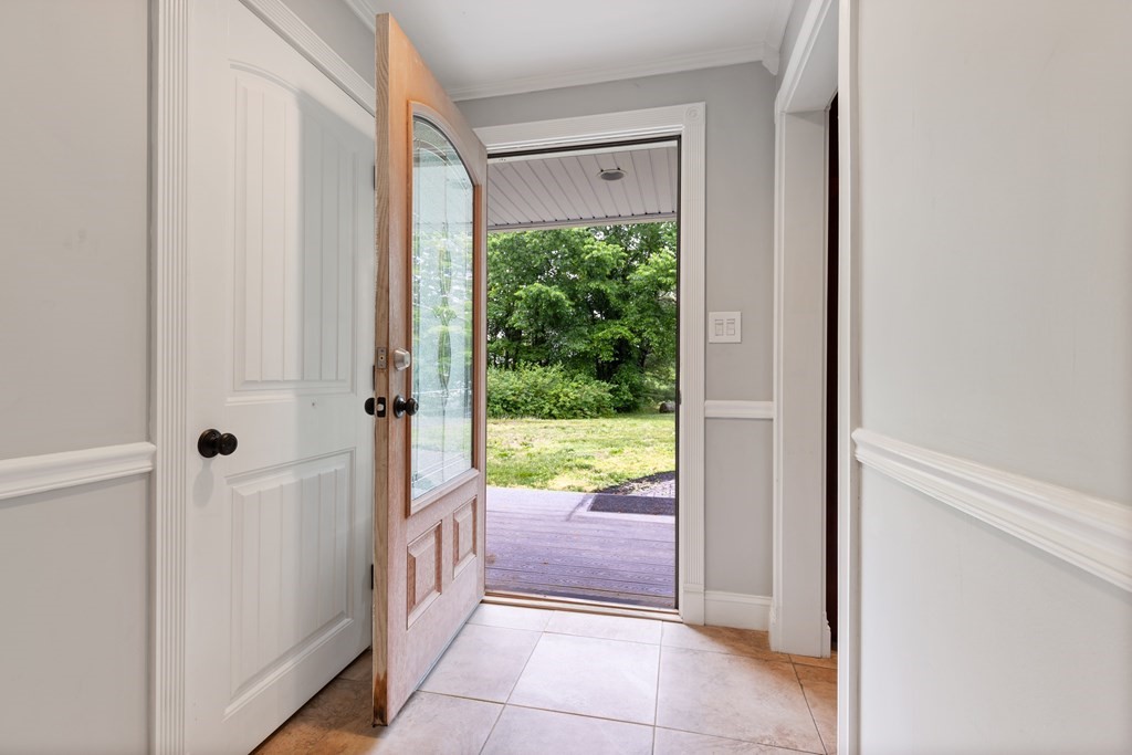 811 Chase Road Lunenburg, MA 01462 - Photo 3 of 34
