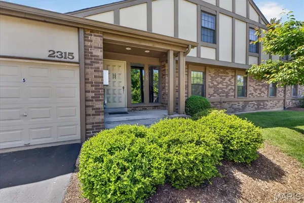 $189,900 | 2315 Seven Pines Drive, Unit 2, St. Louis, MO 63146