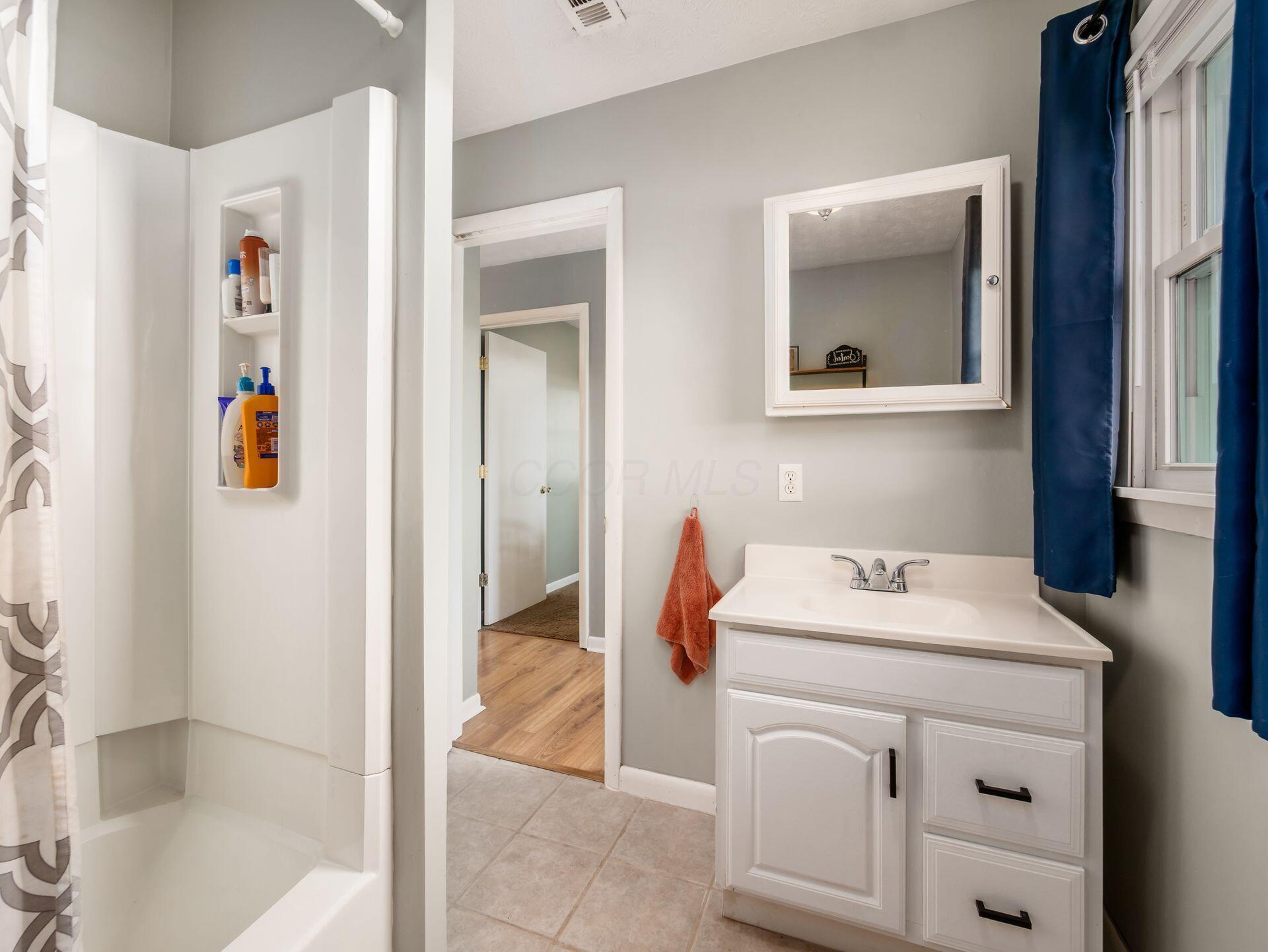 8011 Ruffner Road Northeast Baltimore, OH 43105 - Photo 16 of 40 Full Bathroom