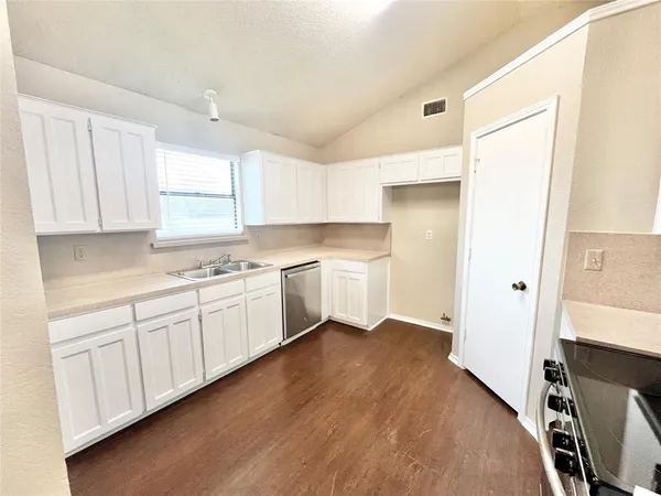 $1,995 | 216 Freedom Lane, Arlington, TX 76002