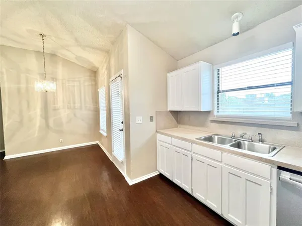 $1,995 | 216 Freedom Lane, Arlington, TX 76002