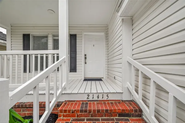a view of entryway with a front door