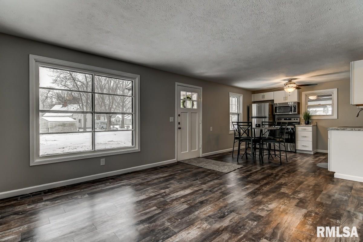 2049 East Buchanan Street Springfield, IL 62703 - Photo 2 of 29 Gallery Image 2