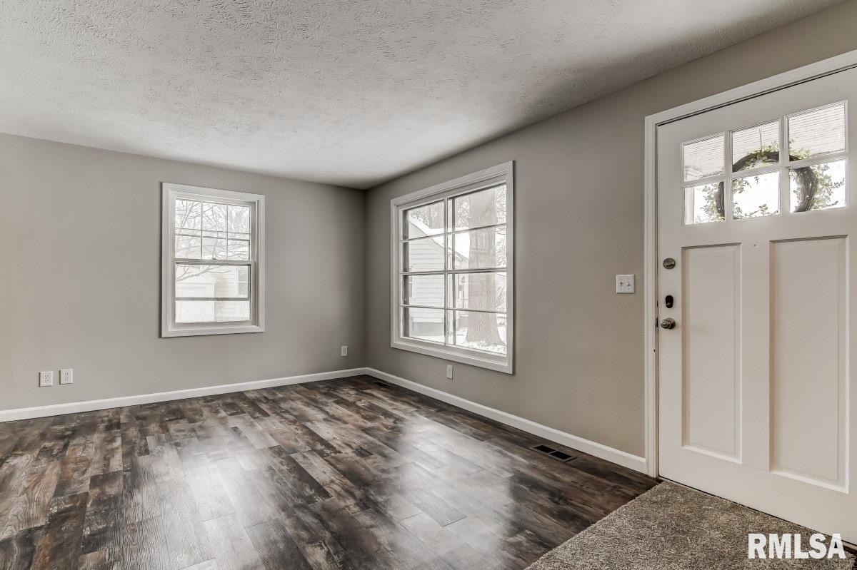 2049 East Buchanan Street Springfield, IL 62703 - Photo 3 of 29 Gallery Image 3