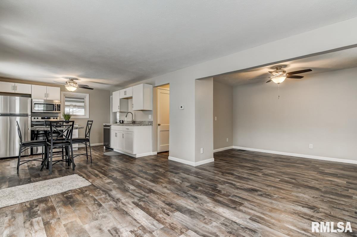 2049 East Buchanan Street Springfield, IL 62703 - Photo 4 of 29 Gallery Image 4