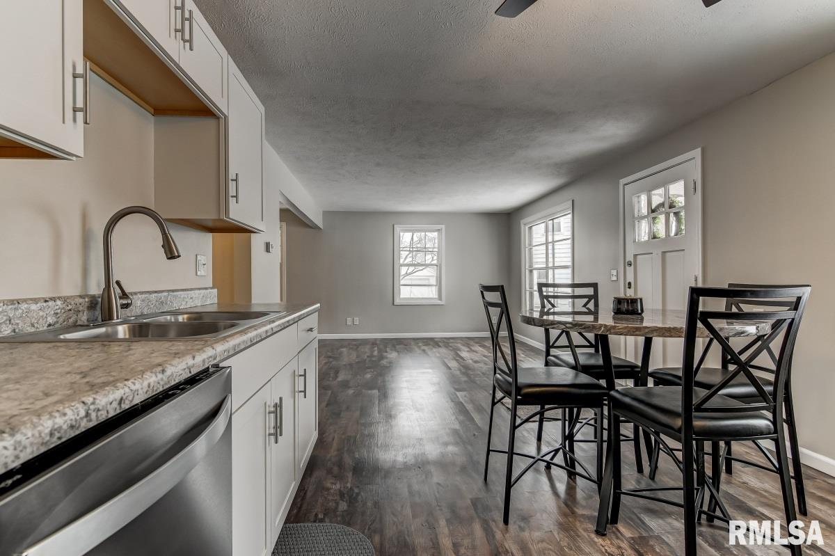 2049 East Buchanan Street Springfield, IL 62703 - Photo 9 of 29 Gallery Image 9