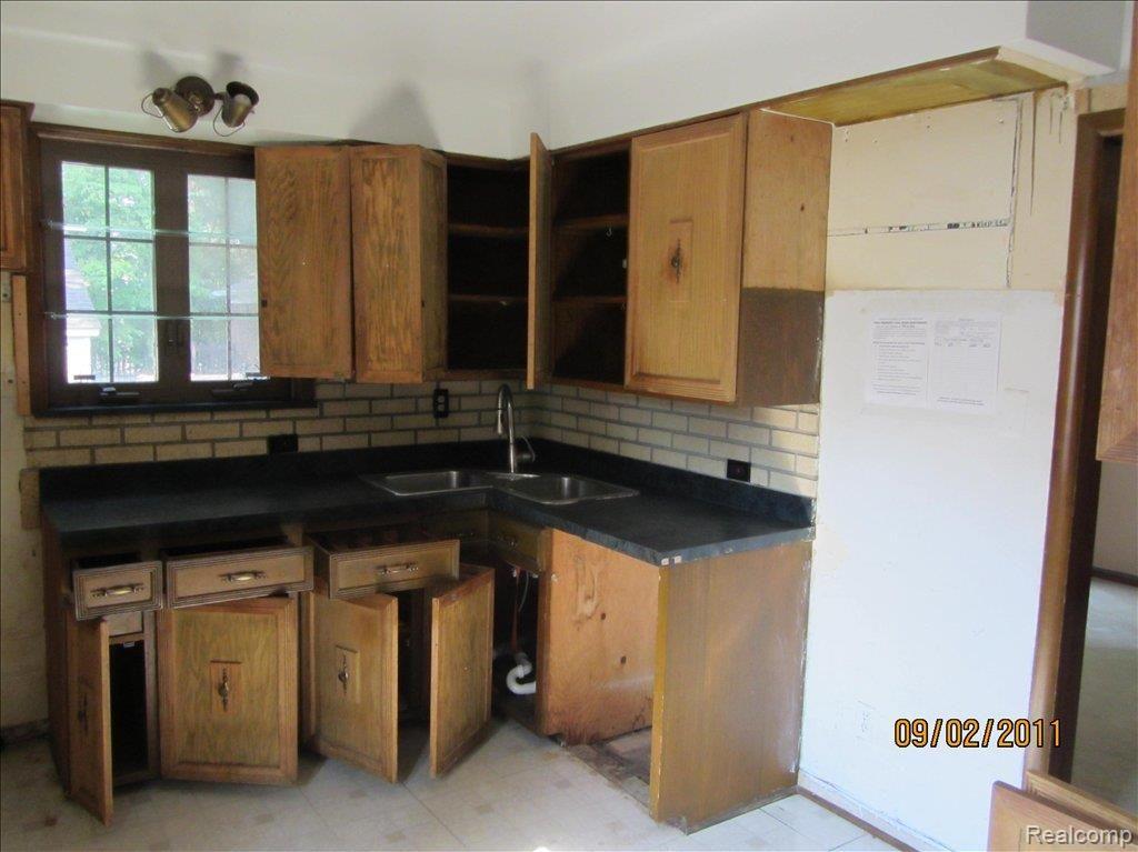 17141 Huntington Road Detroit, MI 48219 - Photo 10 of 13 17141 Huntington Detroit 090211