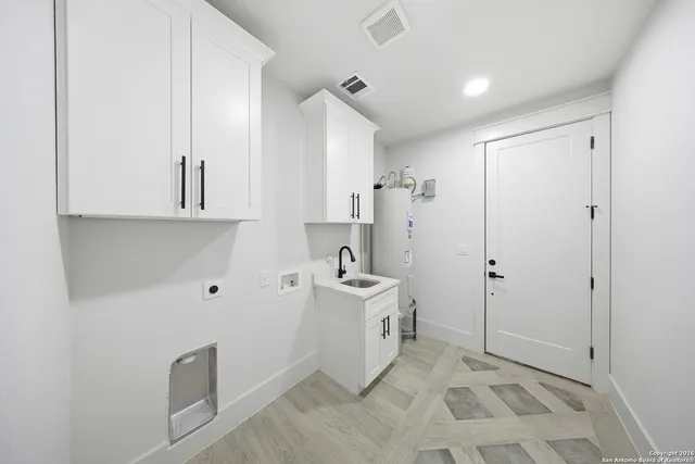 $489,000 | 113 Hidden Cove, Floresville, TX 78114